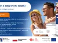Rodzina z dzieckiem na tle nieba, z widocznym ekranem telefonu z portalem gov.pl.