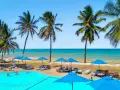 Rajski wypoczynek na plaży Diani. Błękitny basen, palmy i ocean. Idealne miejsce na relaks.
