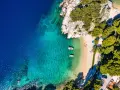 Rajska plaża z krystalicznie czystą wodą i łodziami. Idealne miejsce, by zastanowić się, gdzie do Chorwacji na wakacje.