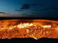 Płonące wrota piekieł w Turkmenistanie, krater Darwaza, nocą.
