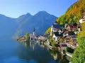 Hallstatt, z czego słynie Austria: malownicze miasteczko nad jeziorem, góry i jesienne kolory.