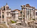 Starożytne ruiny Forum Romanum, łuk triumfalny i kopuła kościoła – to tylko niektóre ciekawostki o Rzymie, które można podziwiać na tym zdjęciu.