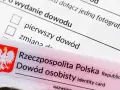 Nowy dowód osobisty leży na formularzu wniosku. Widoczny jest orzeł w koronie i napis "Rzeczpospolita Polska".