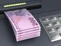 Tureckie banknoty po 200 lir, wychodzące z bankomatu, pokazują, czym płacić w Turcji.