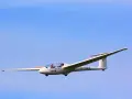 Dwóch pilotów w szybowcu D-9065. Chcesz wiedzieć, jak zostać pilotem samolotu? Zacznij od nauki latania szybowcem!