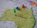 Ciekawostki o Australii: trzy pinezki zaznaczyły na mapie pustynie i pustkowia.