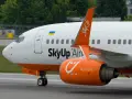 Samolot SkyUp Airlines na płycie lotniska. Czy warto lecieć? Sprawdź opinie!