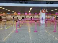 Puste stanowiska Wizzair, gdzie trwa odprawa. Różowe taśmy wyznaczają kolejkę do lotu.