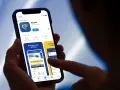 Na ekranie telefonu widać aplikację Ryanair, gdzie można znaleźć kartę pokładową i zarządzać swoimi podróżami.