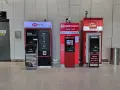 Cztery bankomaty: HSBC, CIMB NIAGA, ATM Link i jeden nieznany. Wszędzie można wypłacić walutę na bali.