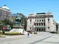 Pomnik księcia Michała na placu w centrum Belgradu, stolicy Serbii. W tle Teatr Narodowy i budynek w remoncie.