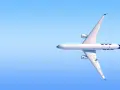 Biały samolot 737 MAX 8 z niebieskimi symbolami leci na tle błękitnego nieba.