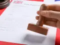 Pieczęć na formularzu wniosku o wizę do Wielkiej Brytanii.