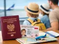 Polski paszport i dowód osobisty (eea national id card co to) na tle rodziny czekającej na samolot.