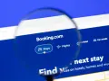 Szukaj najlepszych zniżek na booking.com, aby znaleźć idealny nocleg. Powiększenie ukazuje stronę główną serwisu z opcjami rezerwacji.