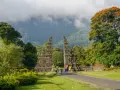 Brama na Bali, jakby z lotniska, wita turystów. W tle góry i chmury.