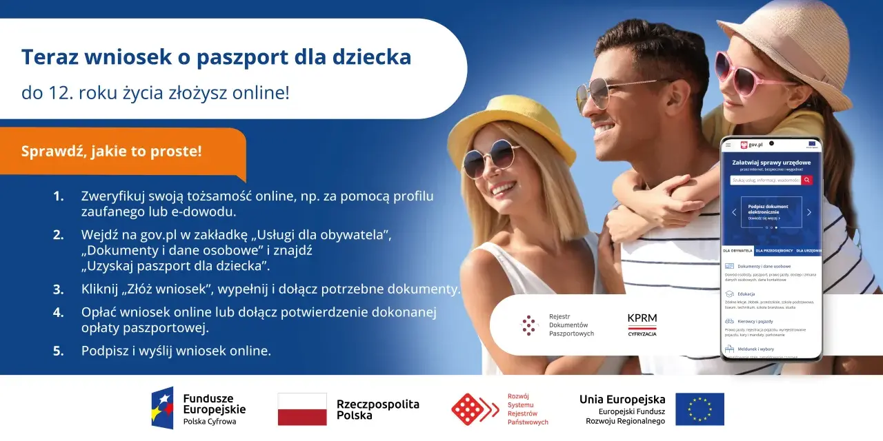 Rodzina z dzieckiem na tle nieba, z widocznym ekranem telefonu z portalem gov.pl.