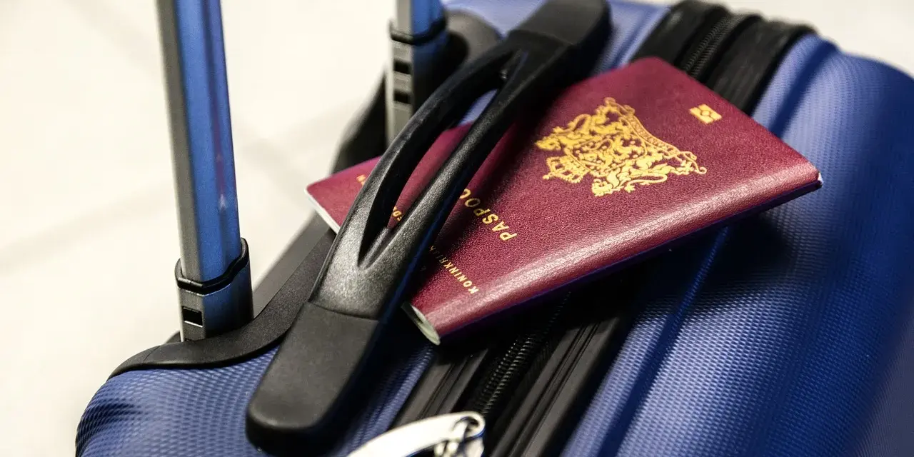 Gotowy do podróży z Pegasus Airlines? Bagaż i paszport czekają na przygodę.