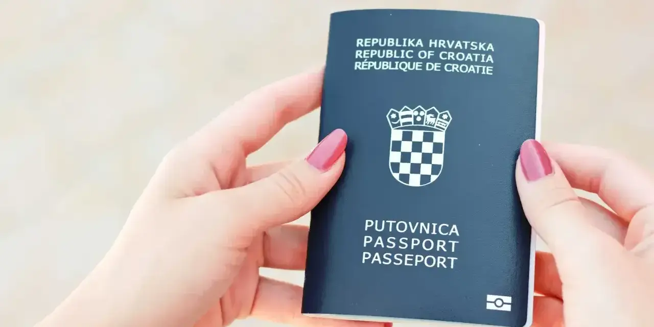 Dłonie trzymają chorwacki paszport. Czy do Chorwacji potrzebny jest paszport? Tak, jeśli nie jesteś obywatelem UE.