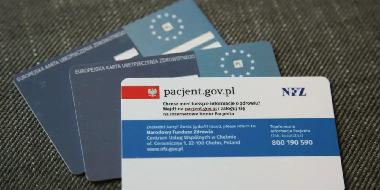 Kilka kart EKUZ i karta pacjenta z informacją o Internetowym Koncie Pacjenta.