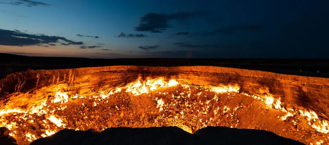 Płonące wrota piekieł w Turkmenistanie, krater Darwaza, nocą.