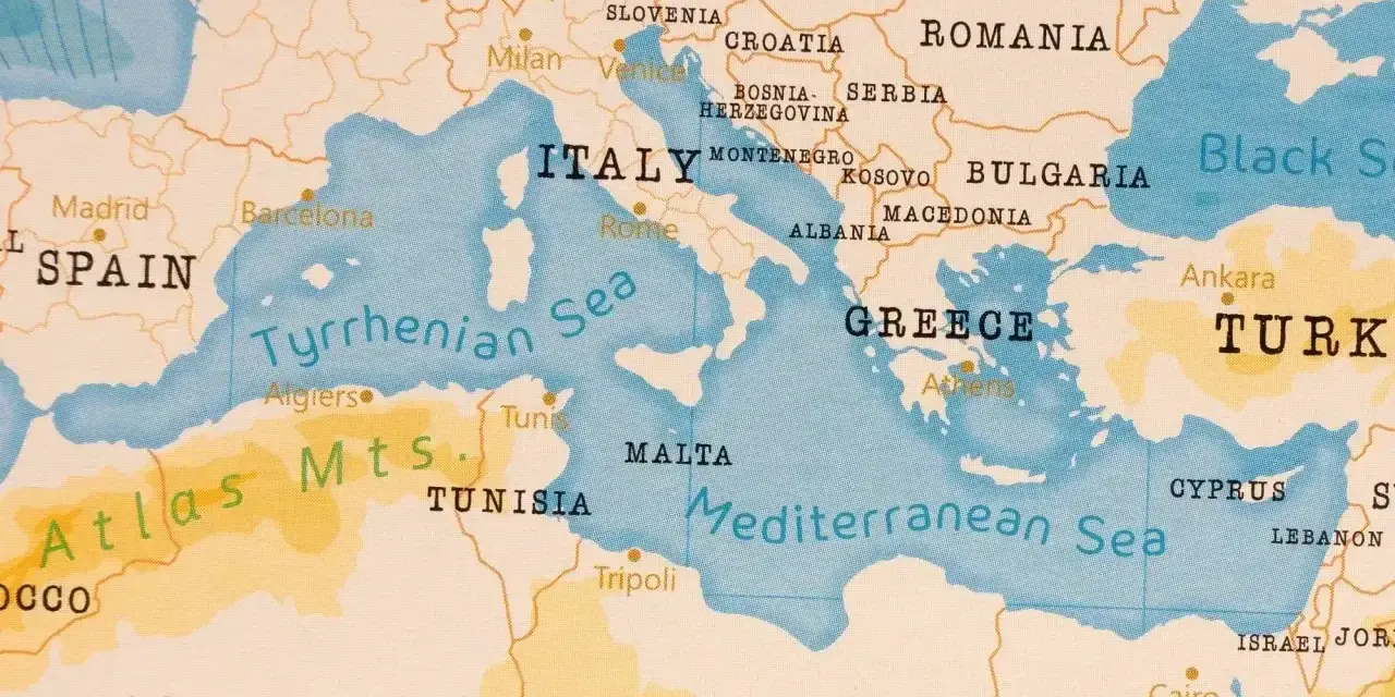Mapa Europy i Afryki Północnej. Kreta leży nad Morzem Śródziemnym, pomiędzy Grecją a Libią.