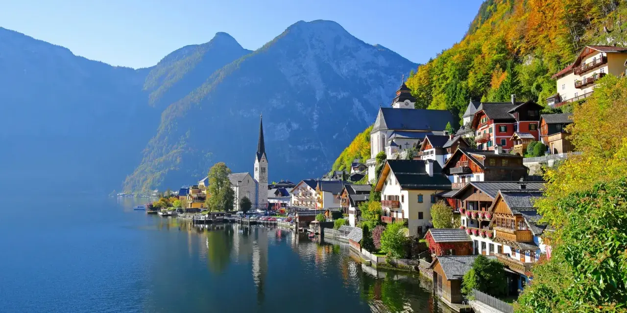 Hallstatt, z czego słynie Austria: malownicze miasteczko nad jeziorem, góry i jesienne kolory.