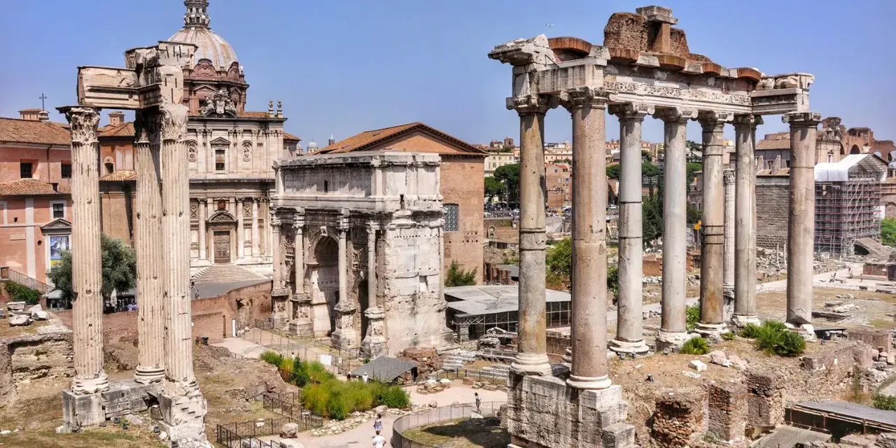 Starożytne ruiny Forum Romanum, łuk triumfalny i kopuła kościoła – to tylko niektóre ciekawostki o Rzymie, które można podziwiać na tym zdjęciu.