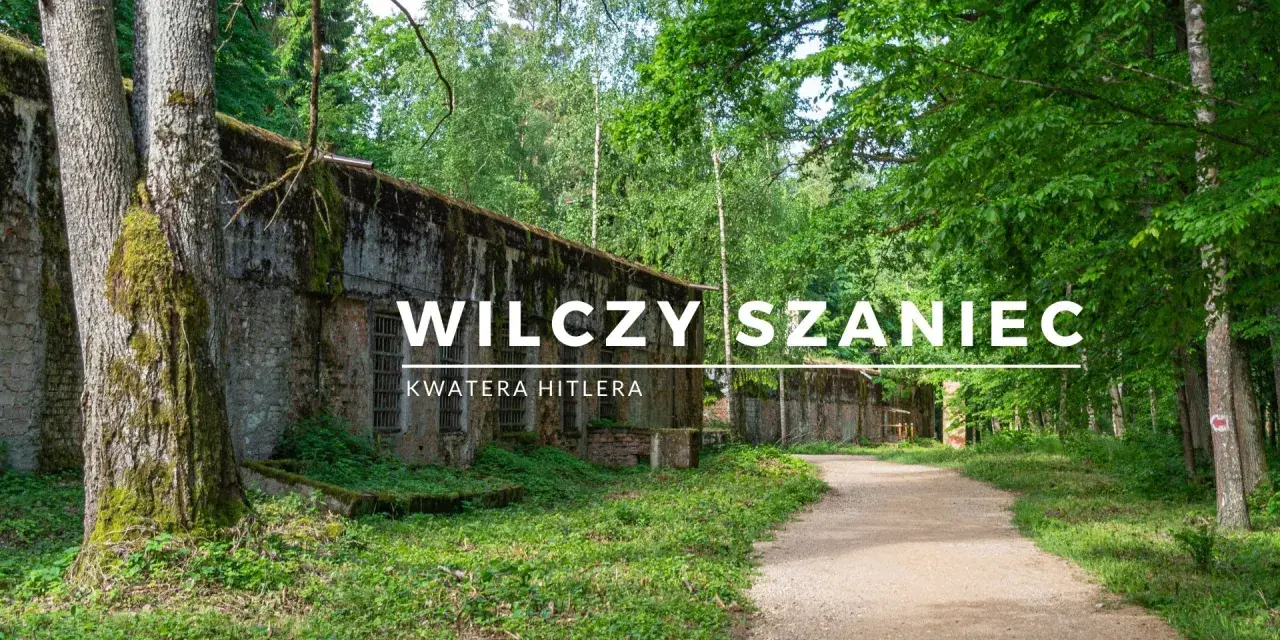 Wilczy Szaniec, historyczna kwatera Hitlera, otoczona zielenią. Wiele osób odwiedza to miejsce, by poznać jego historię.