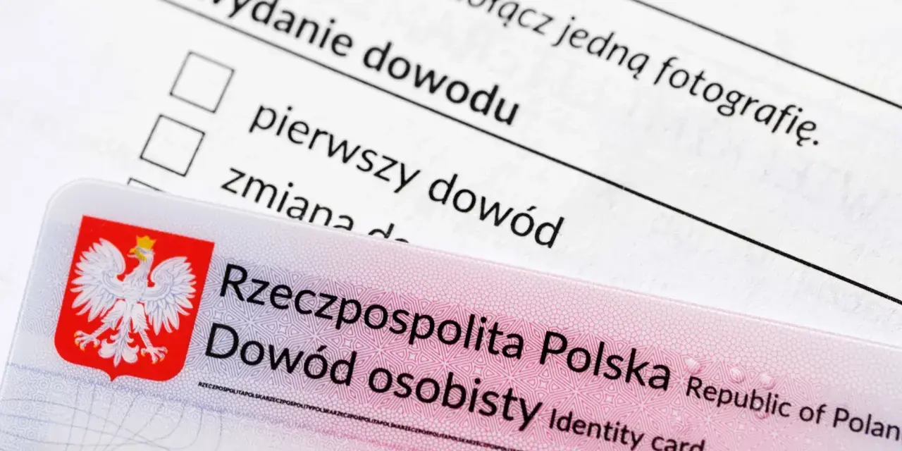 Nowy dowód osobisty leży na formularzu wniosku. Widoczny jest orzeł w koronie i napis "Rzeczpospolita Polska".