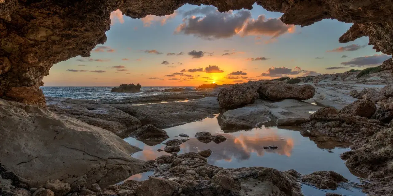 Ile trwa lot z Warszawy na Cypr? Sprawdź czas do Larnaki i Pafos.