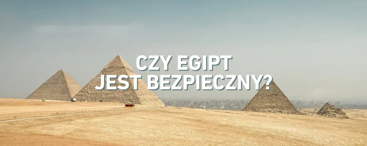 Piramidy w Gizie na tle miasta. Napis na zdjęciu: "Czy Egipt jest bezpieczny?".