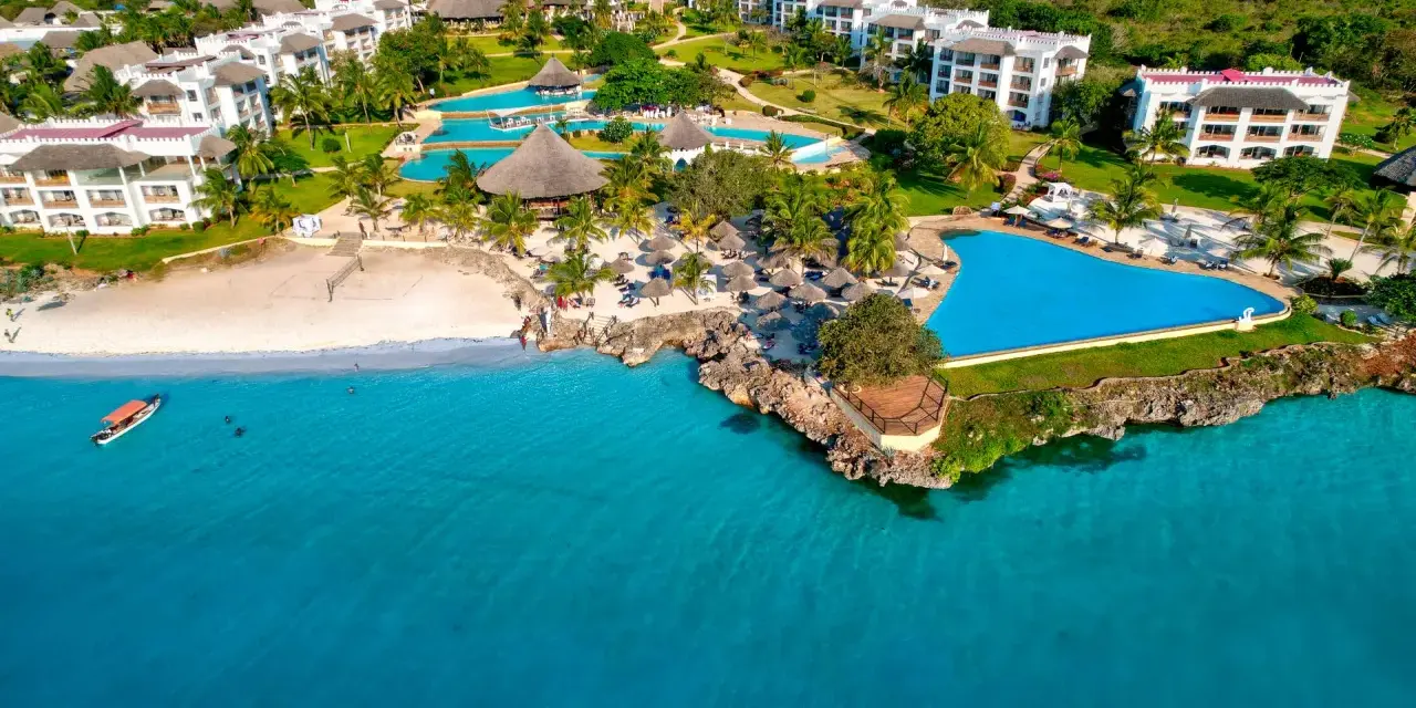 Rajskie wczasy na Zanzibarze. Widok na luksusowy resort z basenami i plażą. Idealne miejsce na wakacje, o czym świadczą liczne pozytywne opinie.