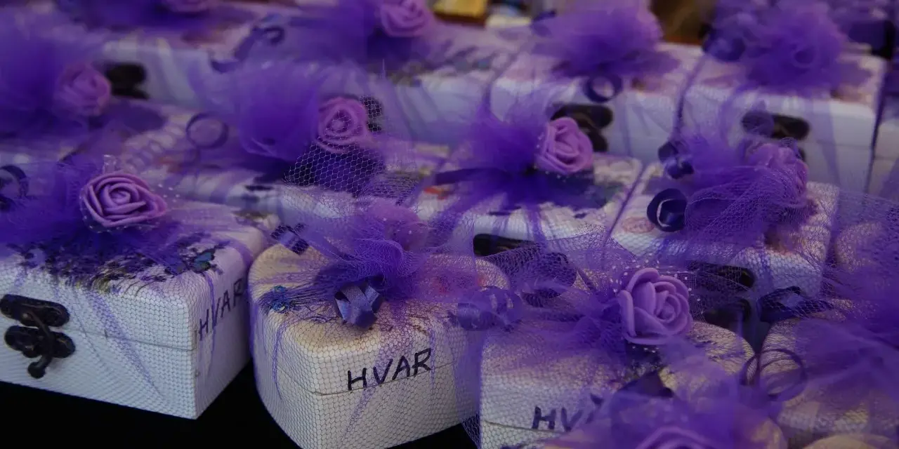 Urocze pudełka z lawendą i napisem "Hvar" - idealne pamiątki, by poczuć klimat Chorwacji. Co przywieźć z Chorwacji? Takie drobiazgi!