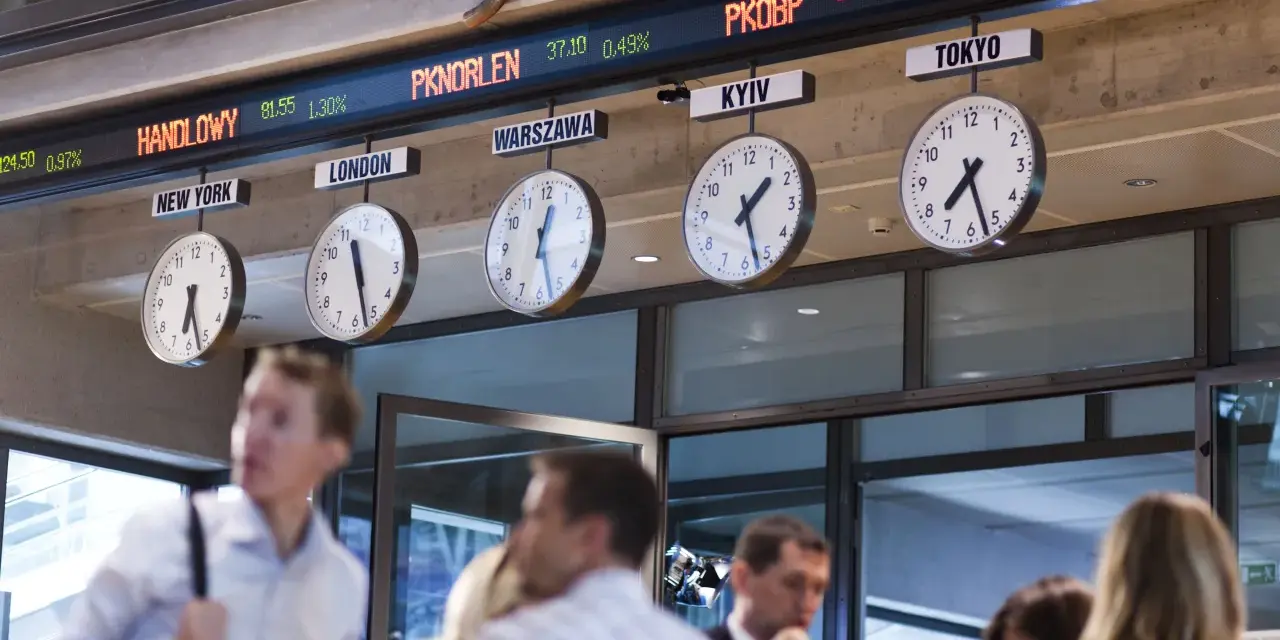 Zarobki stewardessy LOT: Od 4500 do 12000 zł? Pełna analiza