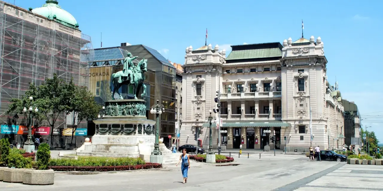 Pomnik księcia Michała na placu w centrum Belgradu, stolicy Serbii. W tle Teatr Narodowy i budynek w remoncie.