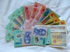 Waluta w Hanoi: stos banknotów 500 000, 50 000, 20 000, 10 000 i 2 000 dongów wietnamskich.