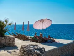 Słoneczna plaża w Czarnogórze, na co uważać? Leżaki, parasole i turkusowe morze. Idealne miejsce na relaks, ale pamiętaj o kremie z filtrem!