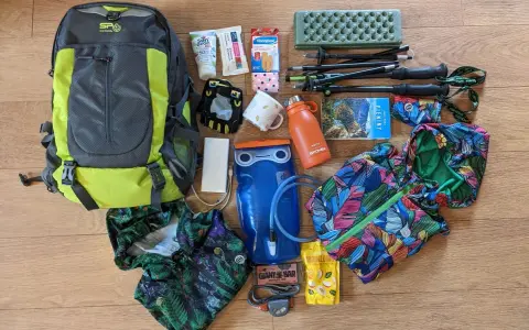 Plecak, kijki, kurtka, bidon, powerbank, krem z filtrem, plastry – to wszystko, co zabrać w góry na wyprawę.