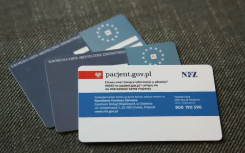 Kilka kart EKUZ i karta pacjenta z informacją o Internetowym Koncie Pacjenta.