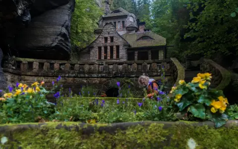 Kamienny domek w otoczeniu skał i zieleni, jak z bajki. To urokliwa Szwajcaria Czeska, gdzie natura splata się z architekturą.