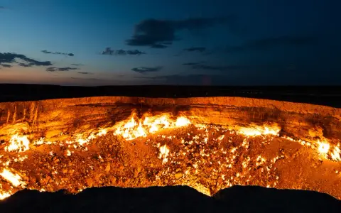 Płonące wrota piekieł w Turkmenistanie, krater Darwaza, nocą.
