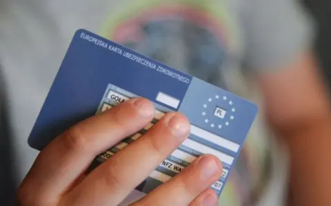Karta EKUZ daje dostęp do niezbędnej opieki medycznej podczas podróży po Europie.