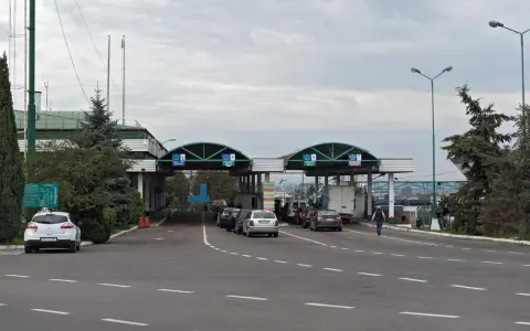 Kolejka samochodów na przejściu granicznym. Zastanawiasz się winieta co to? To opłata za przejazd autostradą.
