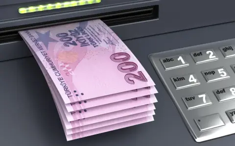 Tureckie banknoty po 200 lir, wychodzące z bankomatu, pokazują, czym płacić w Turcji.