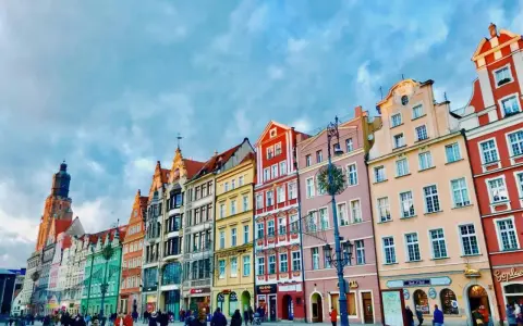 Kolorowe kamienice na Rynku we Wrocławiu, idealne na city break z Wrocławia.