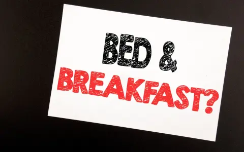 Biała kartka z napisem "BED & BREAKFAST?" w czarnych i czerwonych literach. Czy to tylko nocleg ze śniadaniem, czy może coś więcej, jak half board plus?