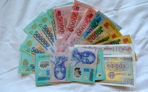 Waluta w Hanoi: stos banknotów 500 000, 50 000, 20 000, 10 000 i 2 000 dongów wietnamskich.