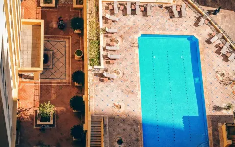 Widok z góry na basen i dziedziniec hotelowy. Idealne miejsce na wakacje all inclusive soft.