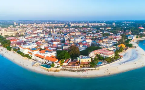 Zanzibar, idealne miejsce, gdzie na wakacje w sierpniu. Białe plaże, turkusowa woda i zabytkowe miasto zapraszają do odpoczynku.